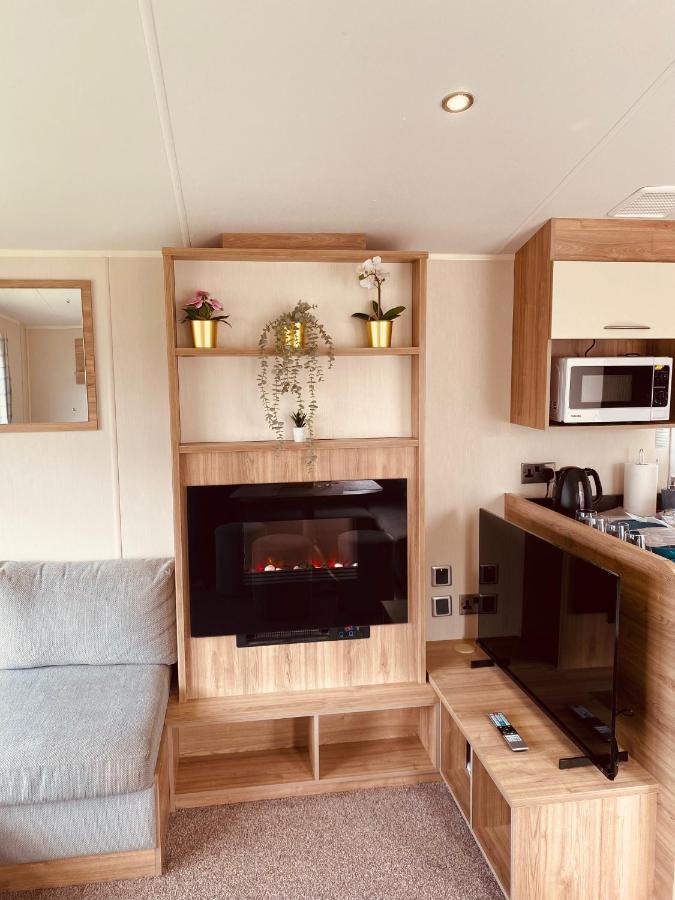 8 Bed Sun Decked Caravan Unlimited High Speed Wifi And Fun At Seawick Holiday Park Клактон-он-Си Экстерьер фото
