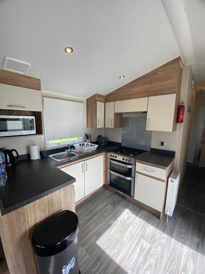 8 Bed Sun Decked Caravan Unlimited High Speed Wifi And Fun At Seawick Holiday Park Клактон-он-Си Экстерьер фото