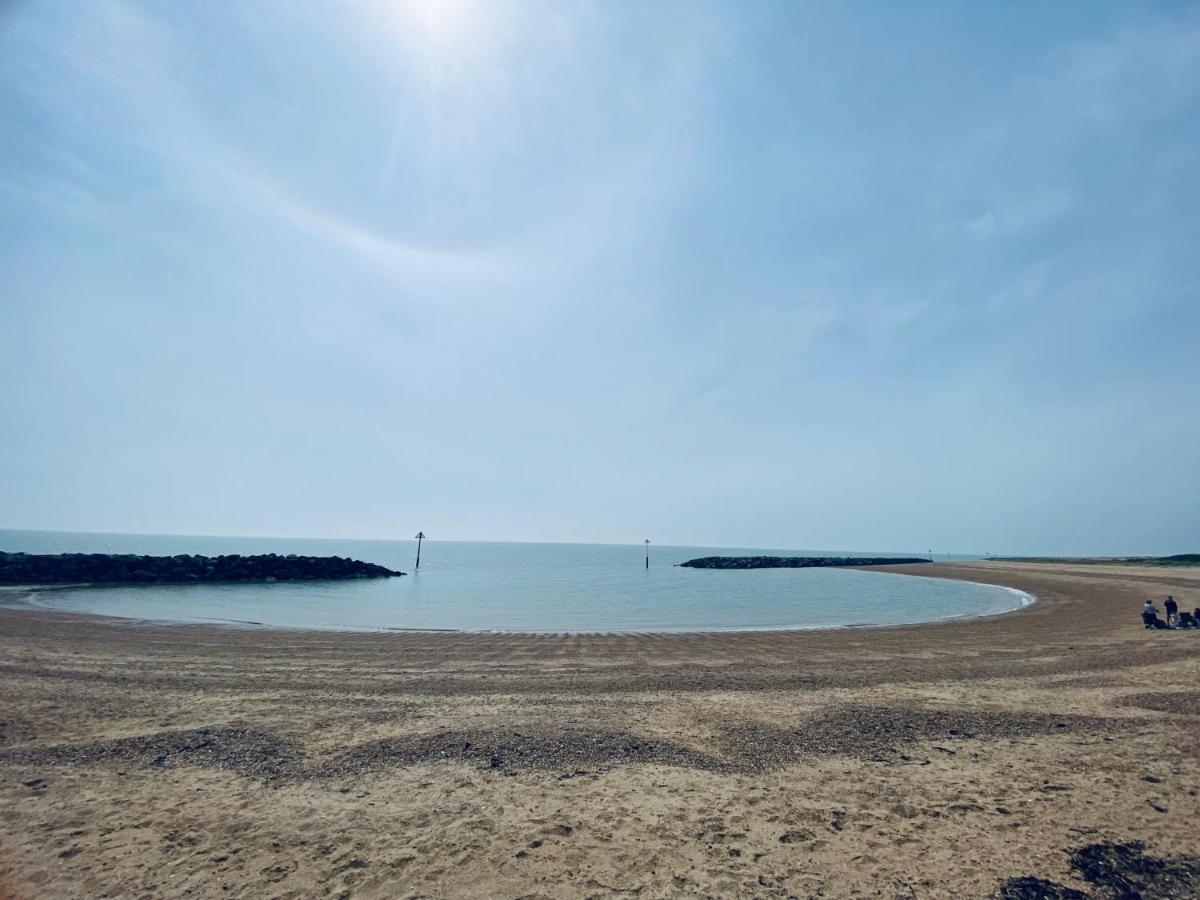 8 Bed Sun Decked Caravan Unlimited High Speed Wifi And Fun At Seawick Holiday Park Клактон-он-Си Экстерьер фото