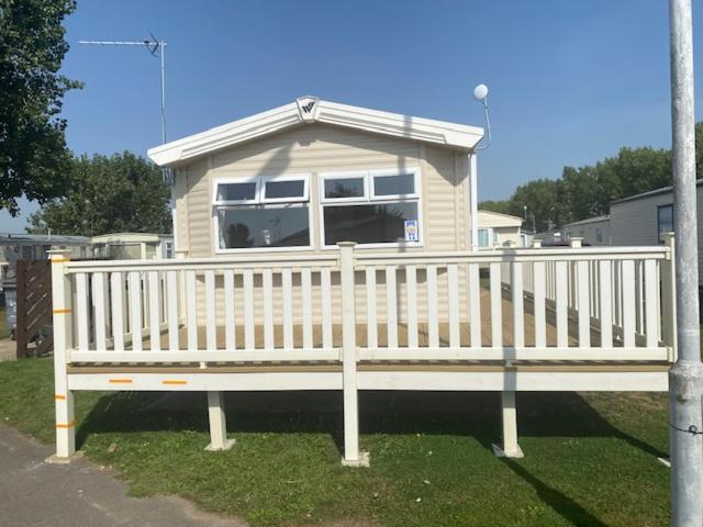 8 Bed Sun Decked Caravan Unlimited High Speed Wifi And Fun At Seawick Holiday Park Клактон-он-Си Экстерьер фото
